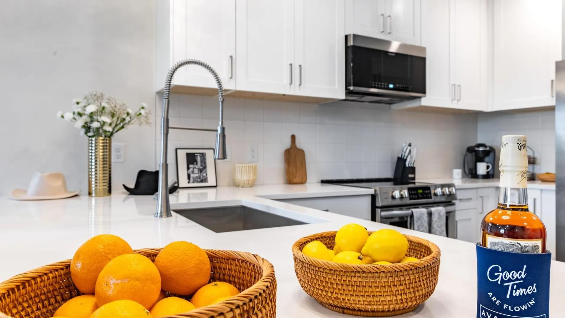 Lindsley By Avantstay Balcony Modern Design A Downtown Location Nashville
