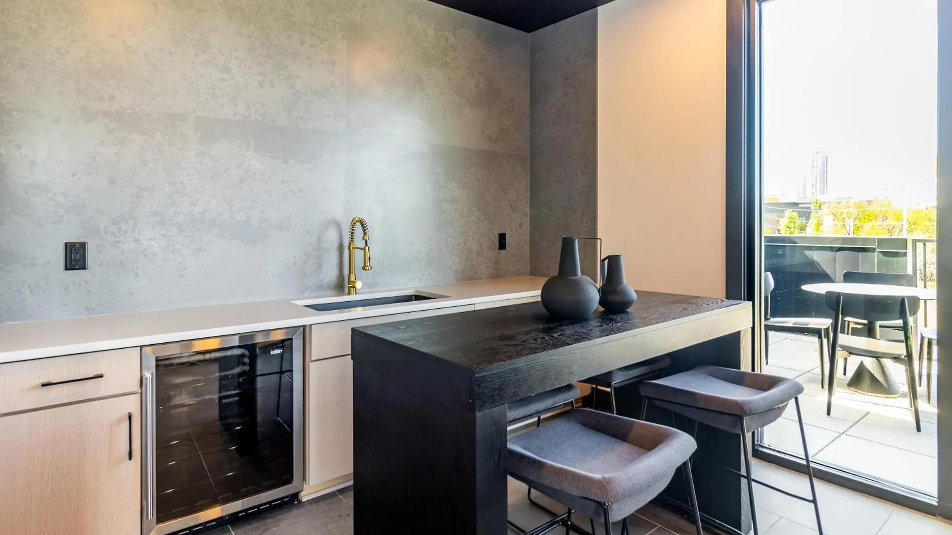 Lindsley By Avantstay Balcony Modern Design A Downtown Location Nashville 0*,
