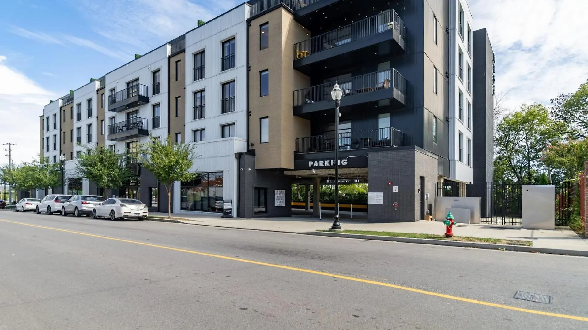 Lindsley By Avantstay Balcony Modern Design A Downtown Location Nashville 0*,